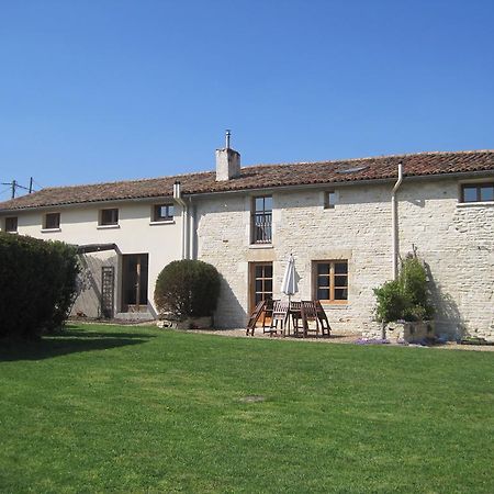Le Noisetier At Les Hiboux Gites Chef-Boutonne Стая снимка